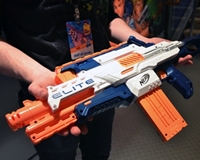 Nerf gaat high-tech met ingebouwde camera en lcd-scherm (video)