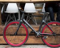 High-tech fiets op Kickstarter wijst je de weg en waarschuwt voor auto's (video)